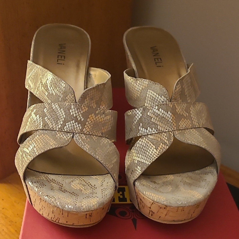 Vaneli Gold Shimmer Printed Platform Sandals Size 11 B - Picture 3 of 8